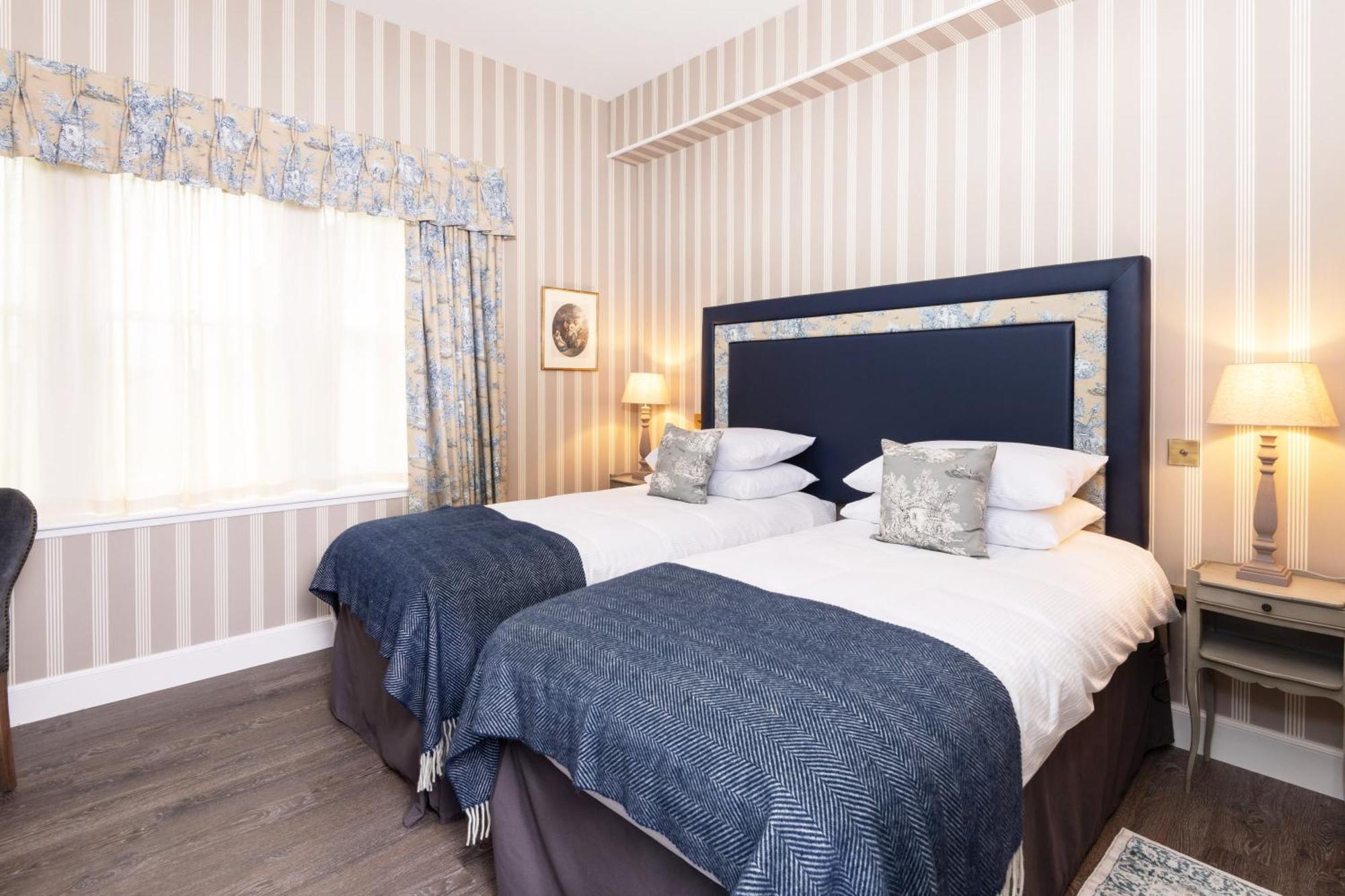 Meikleour Arms Hotel & Restaurant Екстер'єр фото
